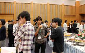 教職員・卒業生・在学生の歓談 教職員・卒業生・在学生の歓談